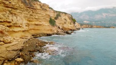 Yunanistan 'ın Kefalonya kıyı şeridinde aşınmış kireçtaşı kayalıkları.