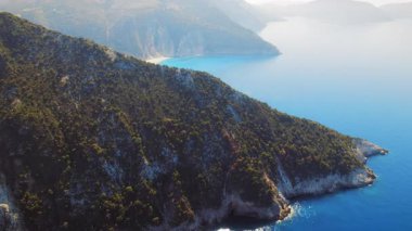 Yunanistan 'ın Kefalonia adasında yukarıdan görülen orman burnu ve gizli plajlar.