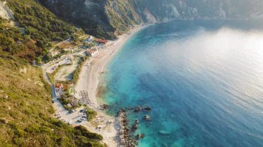 Yunanistan 'ın Kefalonia Adası' nda yaz aylarında turkuaz deniz manzaralı sahil beldesi manzarası.