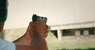 Atış talimi sırasında nişancı nişan alıyor ve hedefe ateş ediyor..