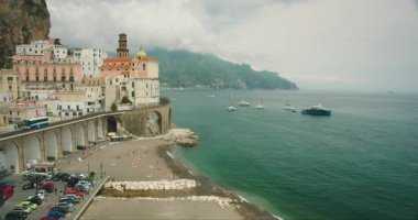 Atrani şehrinin kıyı sahili manzarası. Yazın insanlar ve botlarla birlikte..