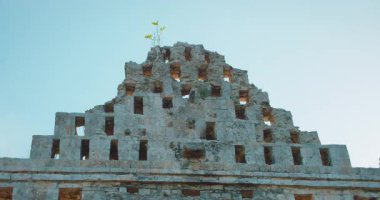 Maya harabelerinin antik taş yapısının yıpranmış cephesi.