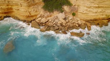Kefalonia 'nın uzak bir kayalık sahilinde kayalık ve deniz köpüğü görüldü..