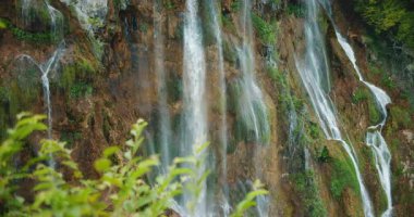 Plitvice Gölleri Ulusal Parkı 'ndaki kayalık uçurumlardan akan şelalelerin yakın görüntüsü.