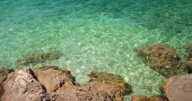 Yazın güneşli Hırvatistan 'da kristal berrak turkuaz suyla Rocky kıyı şeridi.