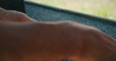 Atış talimi sırasında yarı otomatik tabancayı cephaneyle dolduran kişi