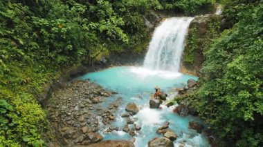 Gezgin Kosta Rika 'nın altındaki kayalıklarda kutluyor..