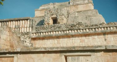 Antik Maya Piramidi kalıntıları güneşli ormanda karmaşık oymalarla.