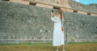 Meksika gezisi sırasında Maya mimarisinin sergilendiği bir piramit basamağı.