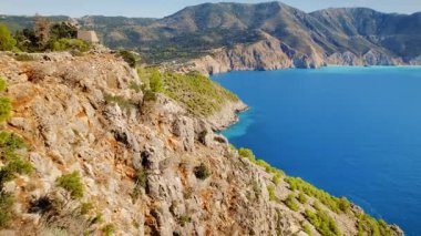 Assos şatosuyla keskin uçurum kenarı Kefalonia Yunanistan 'da duvarları ve geniş deniz manzarasını harap ediyor.