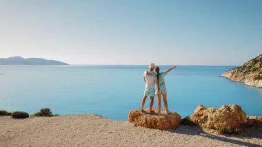 Kefalonya 'da yaz aylarında engin sakin denizlere hayran olan çift..