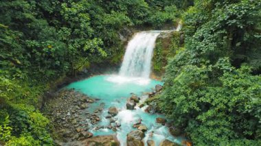 Orman şelalesi, Kosta Rika 'da parlak turkuaz bir şelaleye dönüşüyor..