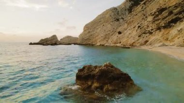 Sakin turkuaz suyu ve Kefalonia 'daki kayalık çıkıntılarıyla sakin sahil koyunda..