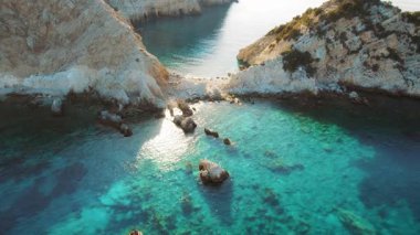 Yunanistan 'da Kefalonya' da kayalar ve sığ turkuaz suyu bulunan kristal berrak koy.
