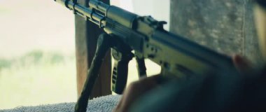 Destek tüfeği eğitim alanındaki tahta direklerin arkasından menzile doğru nişan alındı..