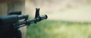 Atış talimi sırasında kurşunun ateşlendiği gibi tüfek namlusuna yakın çekim..