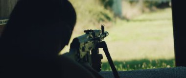 Atış taliminde dürbünle dürbünü delip geçen kişi..