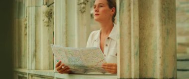 Kadın turist İtalya 'daki Milan Katedrali Duomo' nun çatısından harita okuyor..