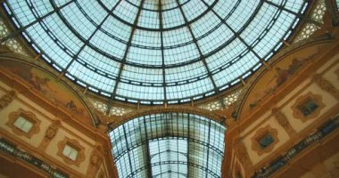 Galleria Vittorio Emanuele II 'nin cam kubbesi. Gün boyunca iç mekandan ele geçirildi..