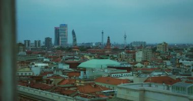 Milano şehrinin modern ve tarihi binalar da dahil olmak üzere ufuk çizgisi.