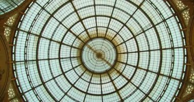 Milano 'daki Galleria Vittorio Emanuele II' nin cam kubbesi..