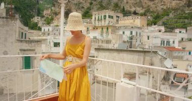 Atrani kasabası, Amalfi kıyısındaki çatı terasında haritayla turist gezisi.