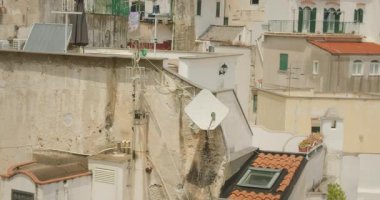 Yaşlanmış İtalyan çatıları tarihi mimarisi olan eski şehir Atrani 'yi gösteriyor..