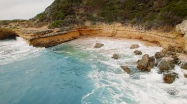 Yazın Kefalonya 'da, Pessada sahilinde, deniz kenarındaki kayalıklarda giyinmiş bir kadın..