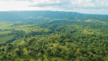 Yuvarlanan tepeler ve dağınık ağaçlar Kosta Rika 'nın yeşil manzarasına kadar uzanıyor..