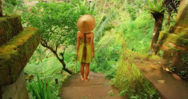 Huzurlu kadın, Bali ormanının yosunlu merdivenlerinde duruyor pirinç teraslarına bakıyor..