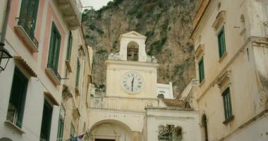 İtalya 'nın Atrani şehrinde yaz günü çan kulesi ve kayalık uçurumların manzarası.