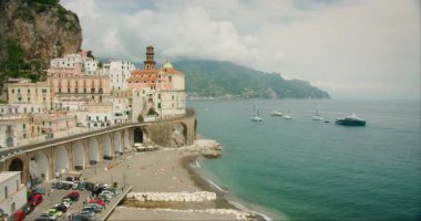 Yazın renkli binaları ve plajları olan Atrani kıyıları İtalya 'da zaman aşımına uğradı.