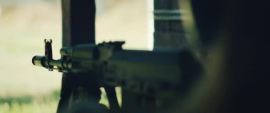 Açık hava hedef eğitim oturumunda tüfek namlusu hedefi.