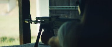 Kadın atış talimi sırasında atış talimi yaparken atış talimi yapıyor..