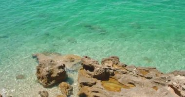 Hırvatistan sahillerindeki kayaların üzerinde yaz aylarında berrak turkuaz deniz suyu süzülüyor.