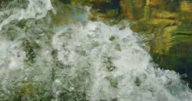 Hırvatistan 'da görünür yansıma ve hareketle akan nehir suyuna yakın çekim.