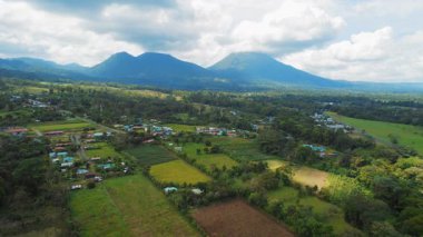 Kosta Rika 'daki Arenal Volkanı yakınlarındaki yeşil arazi ve köy havadan görünüyor..