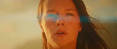 Altın saat 'te Tenerife' de çağdaş dans eden bir kadının yüzünü kapatın..