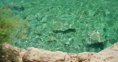 Hırvatistan 'da yaz aylarında sualtı kayalıkları olan turkuaz deniz suyunu temizleyin.