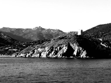 Akdeniz 'deki güzel bir adanın siyah beyaz fotoğrafı.