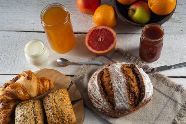 İskandinav ekmeği kruvasan, susamlı hamur işleri ev yapımı yoğurt balı ve marmelat portakalı greyfurt.