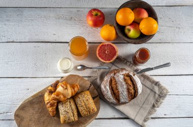 İskandinav ekmeği kruvasan, susamlı hamur işleri ev yapımı yoğurt balı ve marmelat portakalı greyfurt.