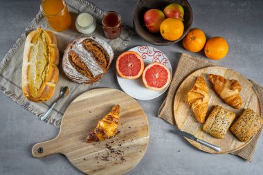 İskandinav ekmeği kruvasan, susamlı hamur işleri ev yapımı yoğurt balı ve marmelat portakalı greyfurt.