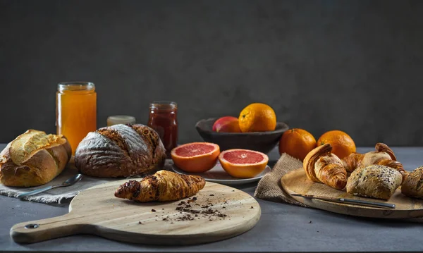 İskandinav ekmeği kruvasan, susamlı hamur işleri ev yapımı yoğurt balı ve marmelat portakalı greyfurt.