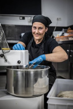 Arka planda burger hazırlayan erkek şefin portresi, yakın plan.