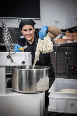 Mutfakta gülümseyen bir kadının portresi.