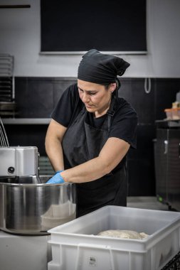 Erkek şef mutfakta yemek hazırlıyor.