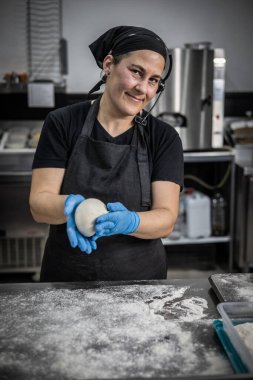 Mutfakta hamur yapan şef