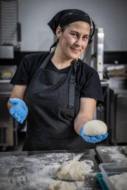 Pastane için şapkası ve bir kap parası olan bir şef.