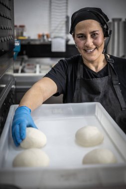 Genç aşçı mutfakta çalışıyor..